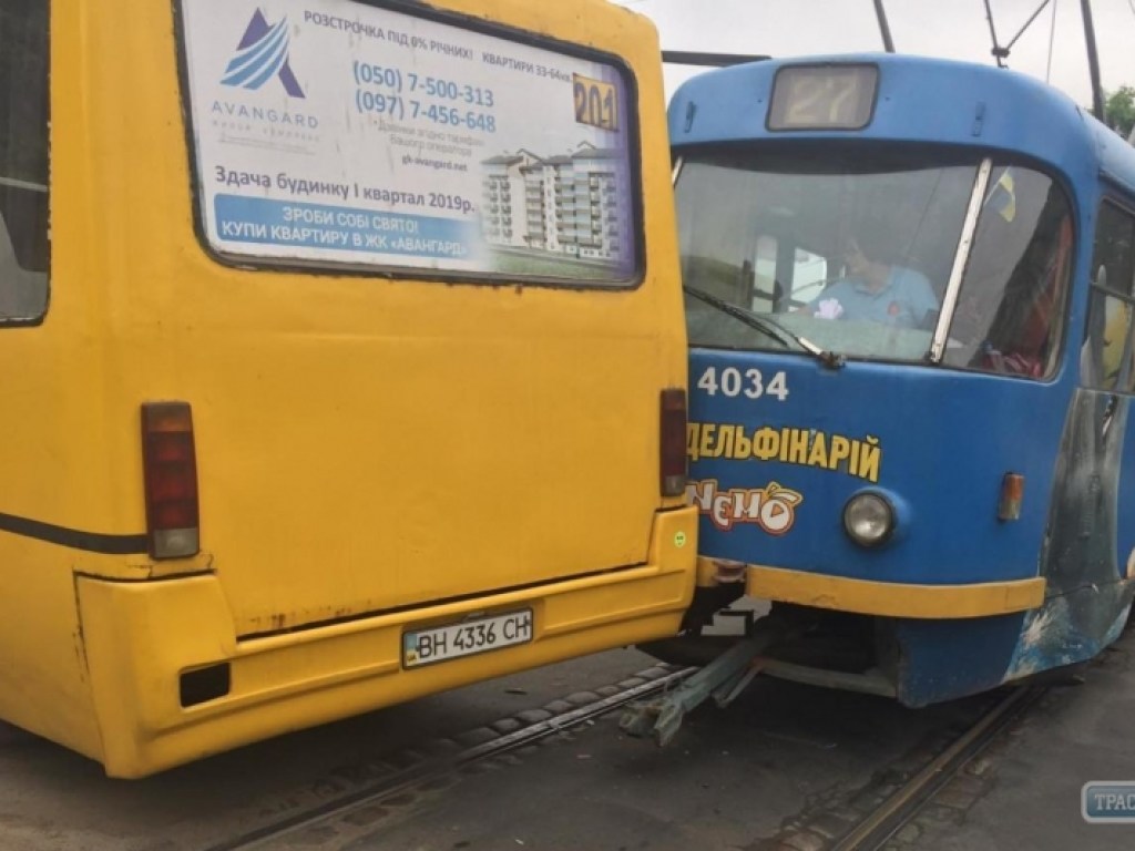 В Одессе переполненный пассажирами трамвай врезался в маршрутку (ФОТО)