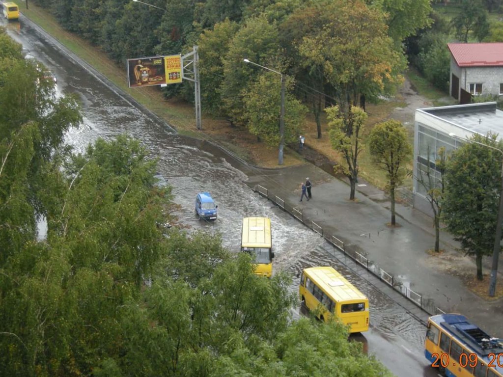 После ливней во Львове автомобиль провалился под асфальт