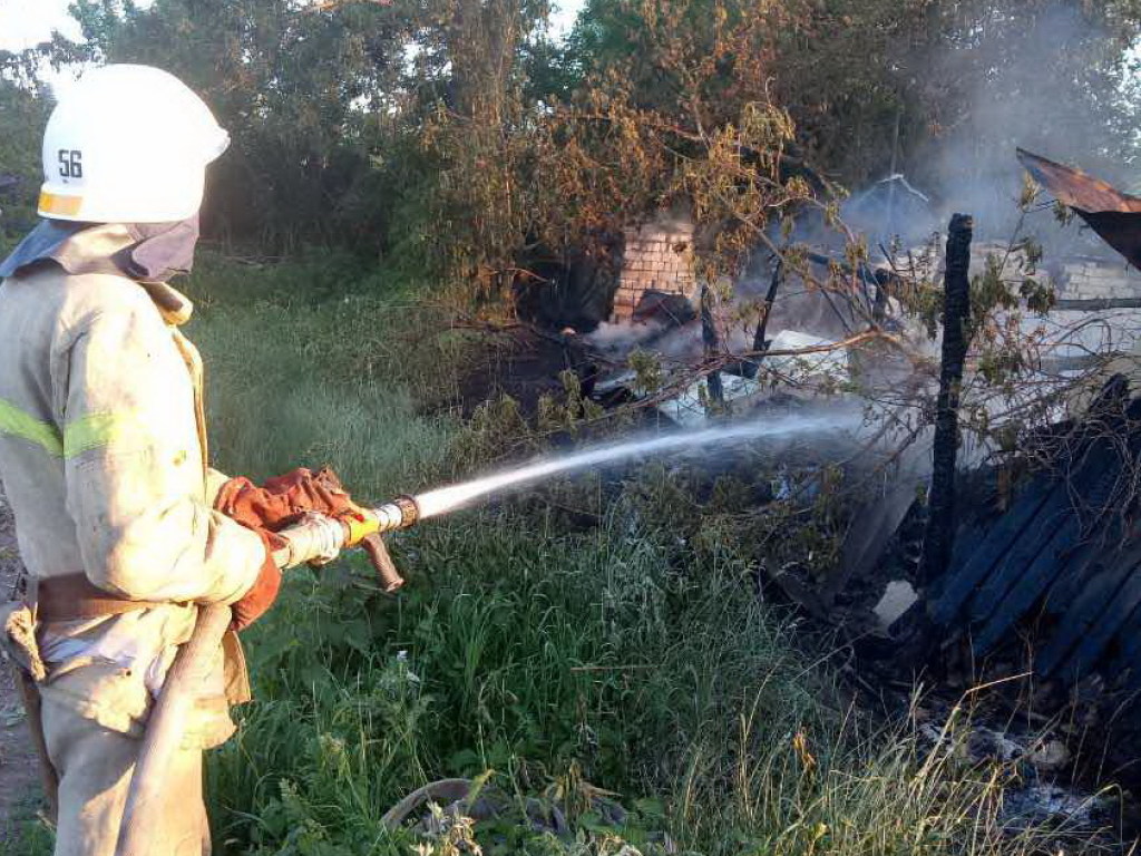 Под Харьковом местные жители «нечаянно» подпалили мусорную свалку (ФОТО)