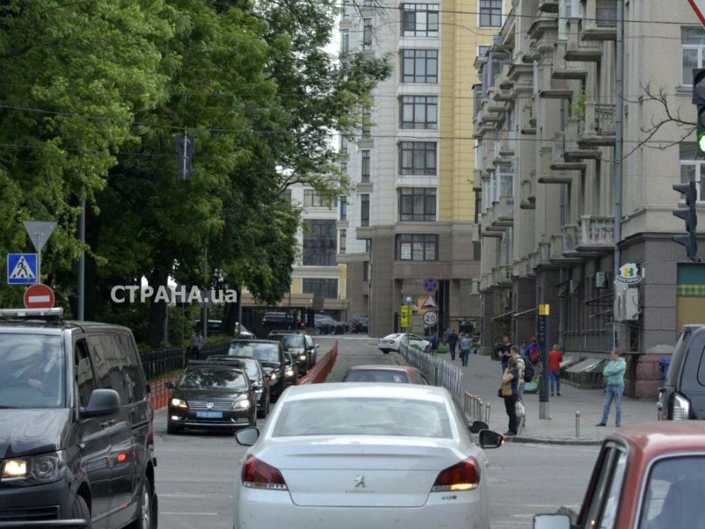 Появились фото кортежа Зеленского по пути на работу (ФОТО)
