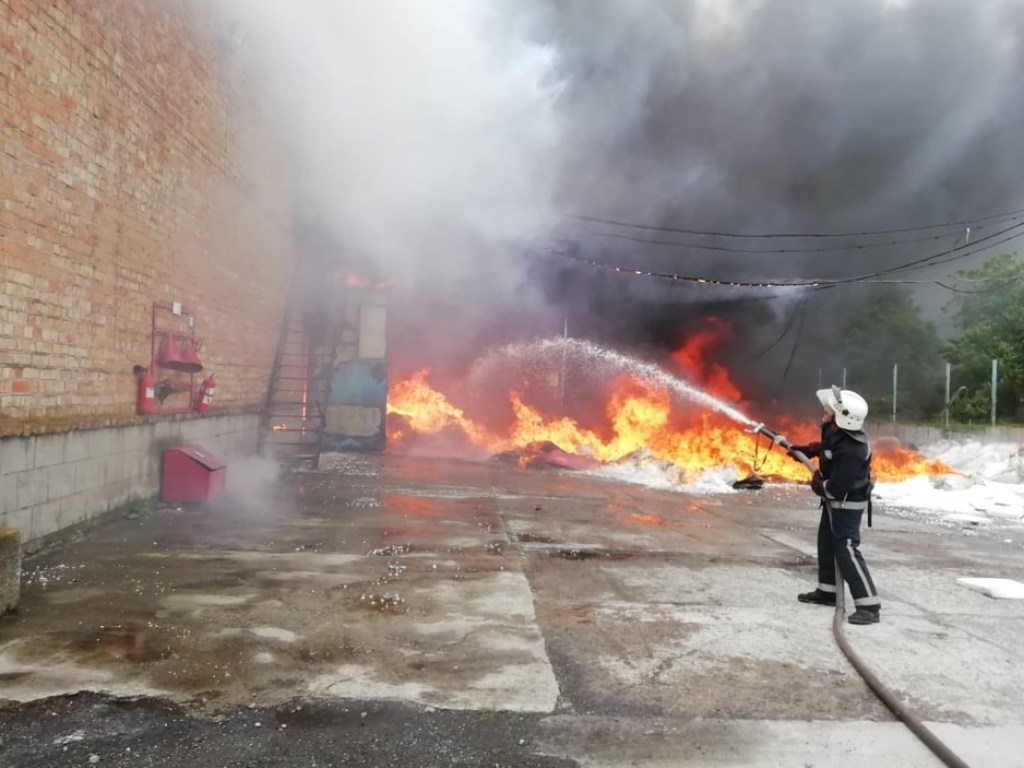Крупный пожар под Днепром: горел склад зерна (ФОТО)
