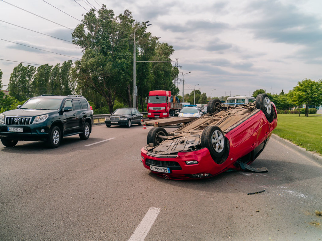 ДТП с опрокидыванием в Днепре: пострадал водитель  Mazda (ФОТО)