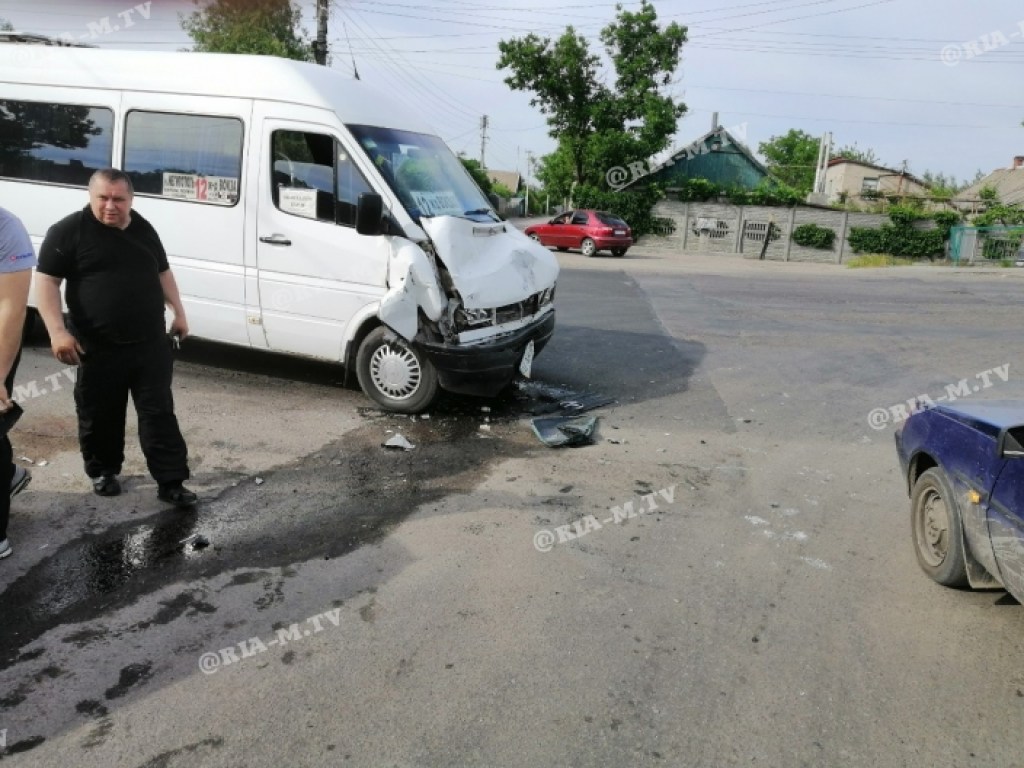 Крупное ДТП в Мелитополе:  маршрутка врезалась в Toyota с девушкой за рулем (ФОТО)