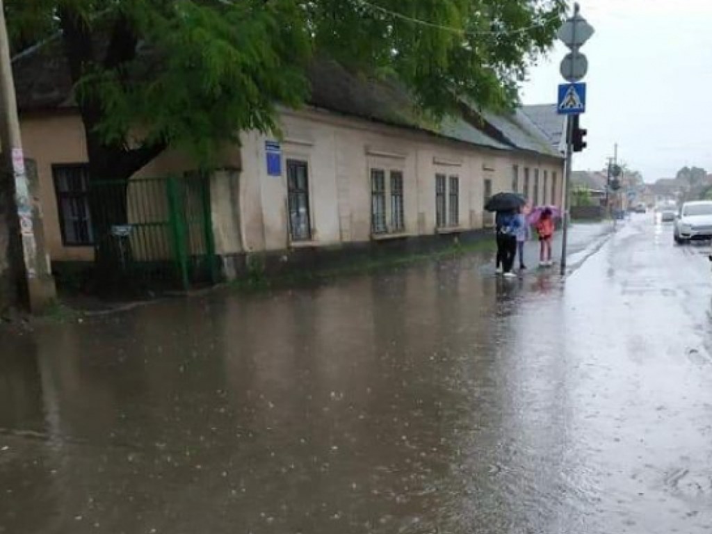 Дожди и бурные потоки на улицах: Прикарпатье страдает от непогоды (ФОТО, ВИДЕО)