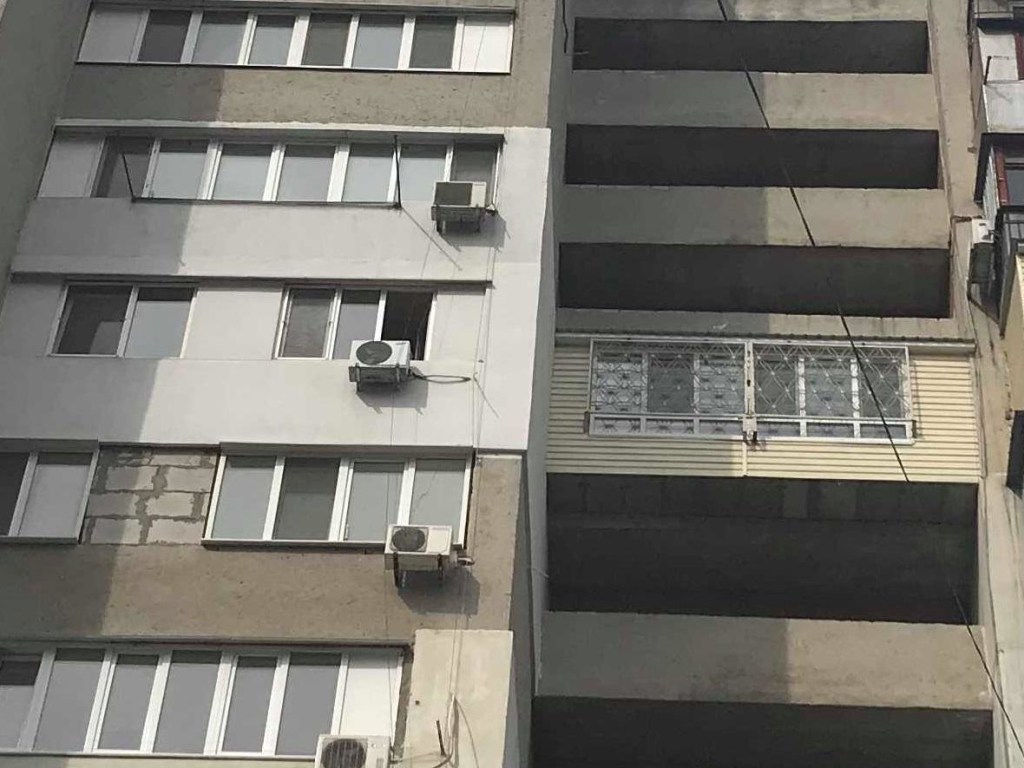 В Киеве 15-летний подросток во время уборки выпал с балкона 9 этажа