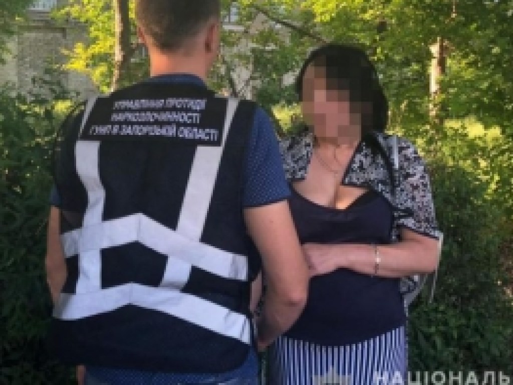 В Запорожье полицейские задержали 35-летнюю женщину за сбыт метадона (ФОТО, ВИДЕО)