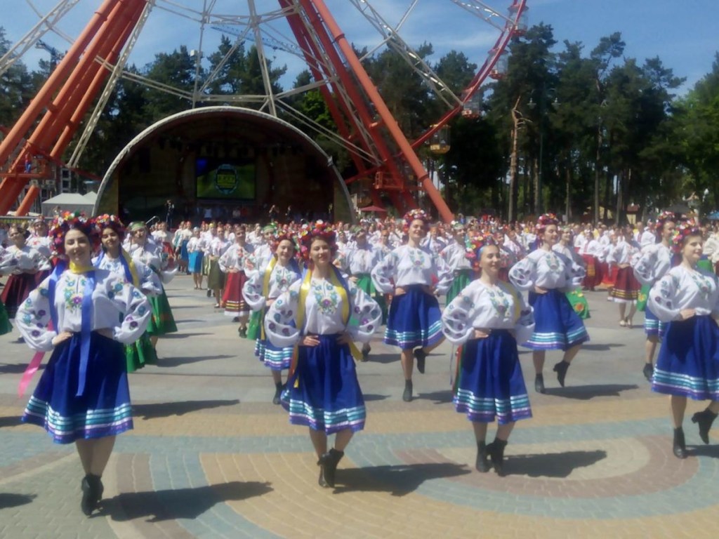 В Харькове 400 танцоров одновременно станцевали гопак (ФОТО, ВИДЕО)