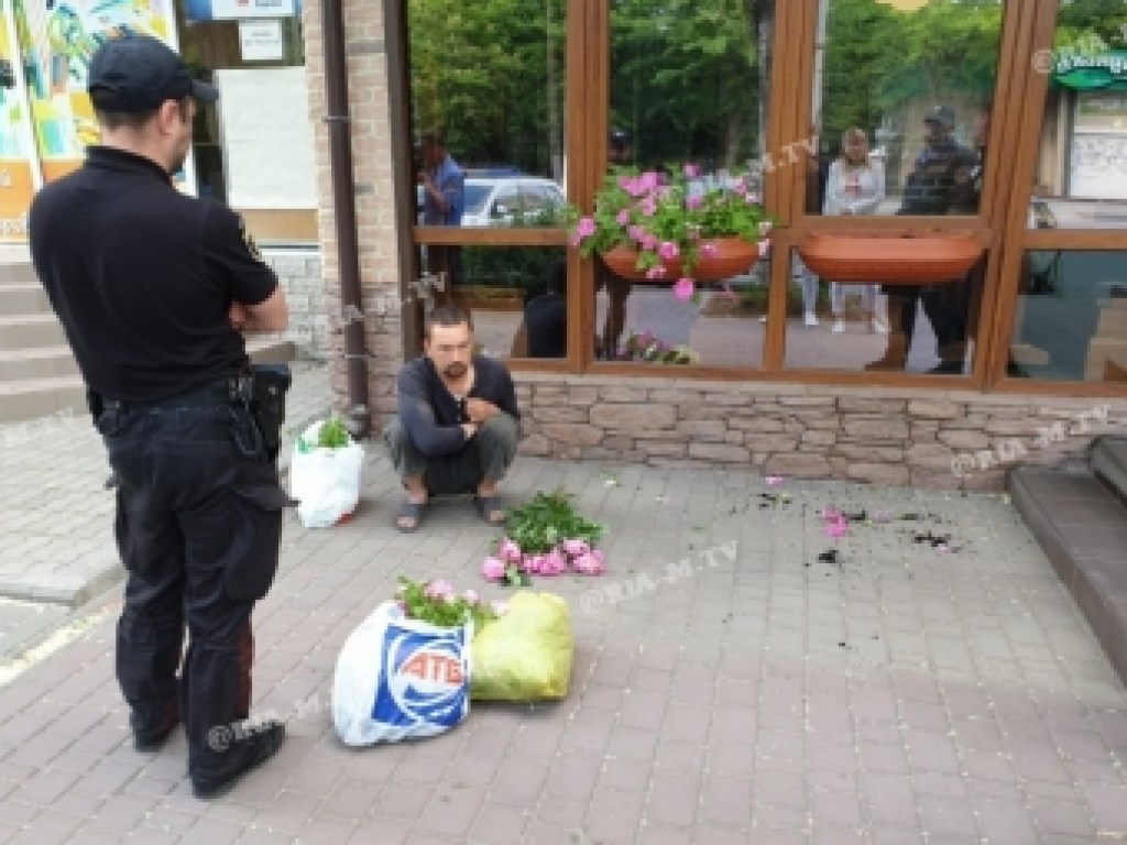 В Мелитополе поймали похитителя цветов (ФОТО, ВИДЕО)
