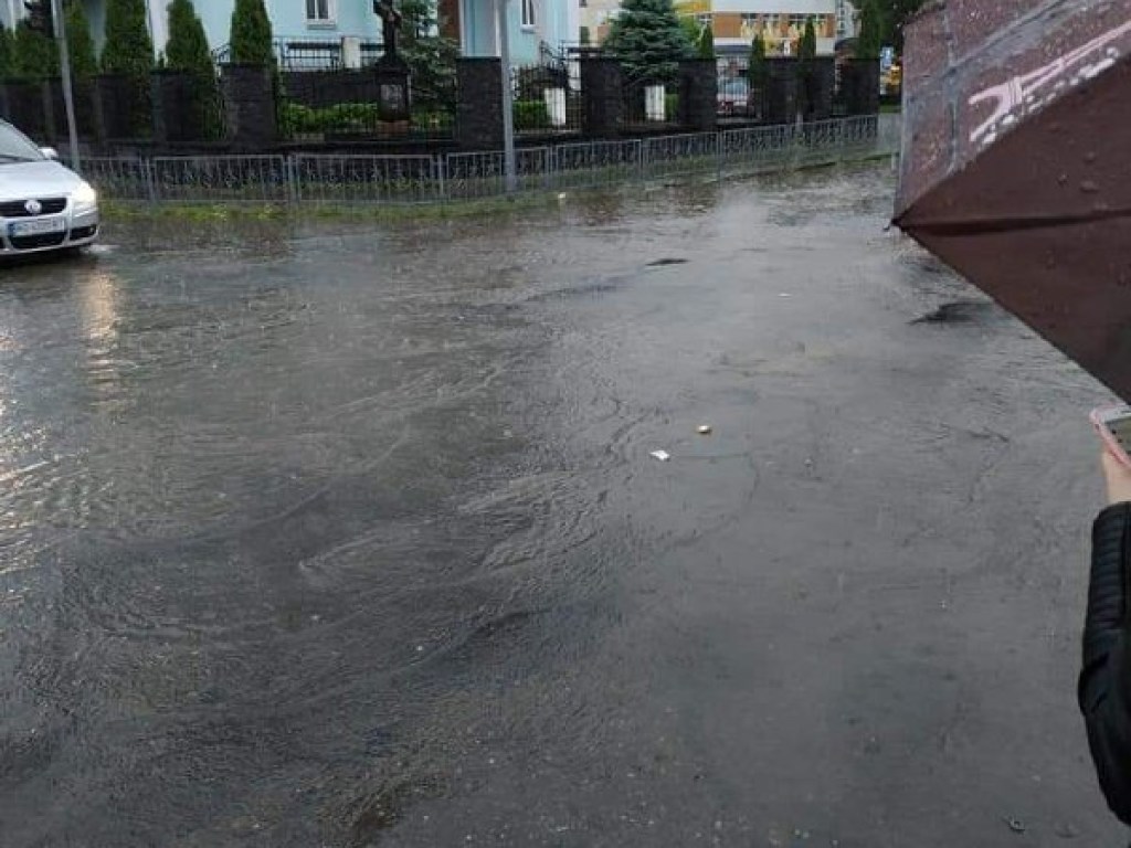 Из-за ливней на Закарпатье затопило центр Виноградова (ФОТО)