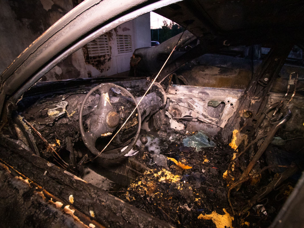 Ночью во дворе жилого дома в Киеве сгорели сразу четыре автомобиля (ФОТО, ВИДЕО)