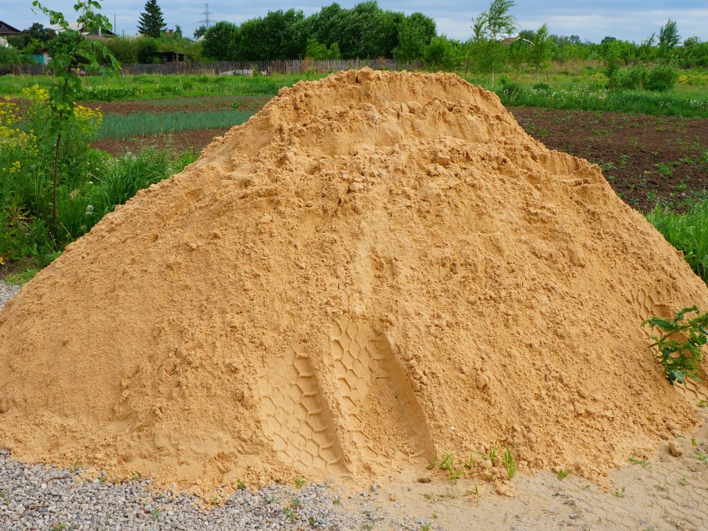 Копал землянку: Под Ровно школьника из многодетной семьи насмерть придавило песком