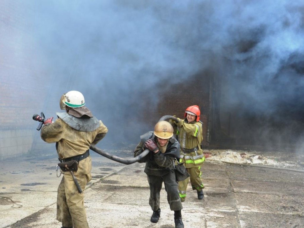Под Днепром восемь часов тушили пожар на складах (ФОТО, ВИДЕО)