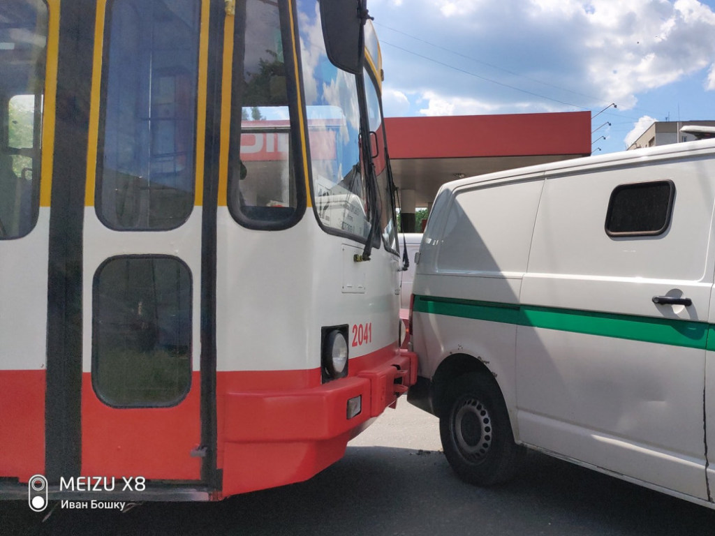В Одессе троллейбус протаранил автомобиль инкассаторов (ФОТО)
