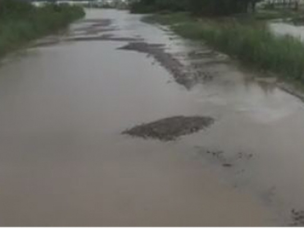 На Закарпатье важная дорога превратилась в реку из-за паводка (ВИДЕО)