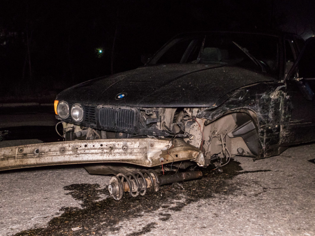 В Днепре столкнулись две иномарки: BMW потеряло колеса, а Mercedes вылетел на газон (ФОТО, ВИДЕО)