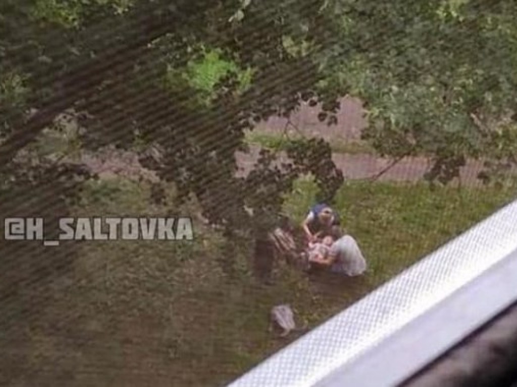 Соседи слышали крики до трагедии: В Харькове четырехлетний ребенок выпал из окна (ФОТО)