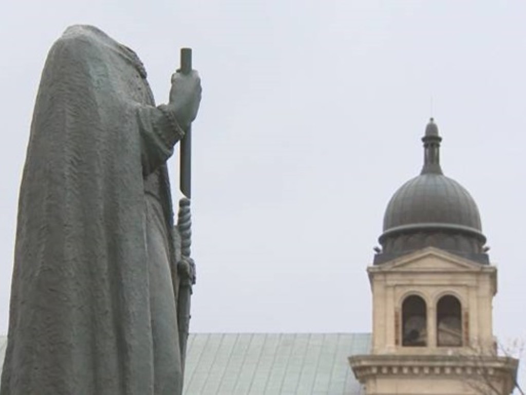 Вандалы обезглавили памятник киевскому князю в Канаде (ФОТО)