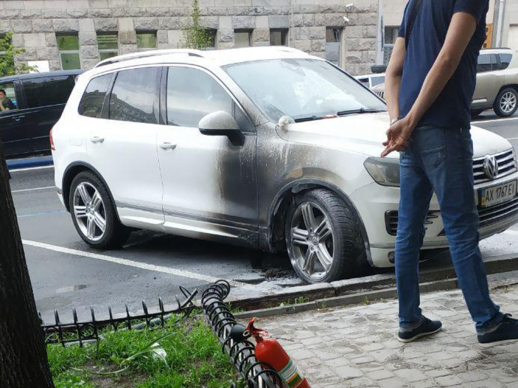 В Харькове горело авто чиновника мэрии: есть доказательства поджога (ФОТО)