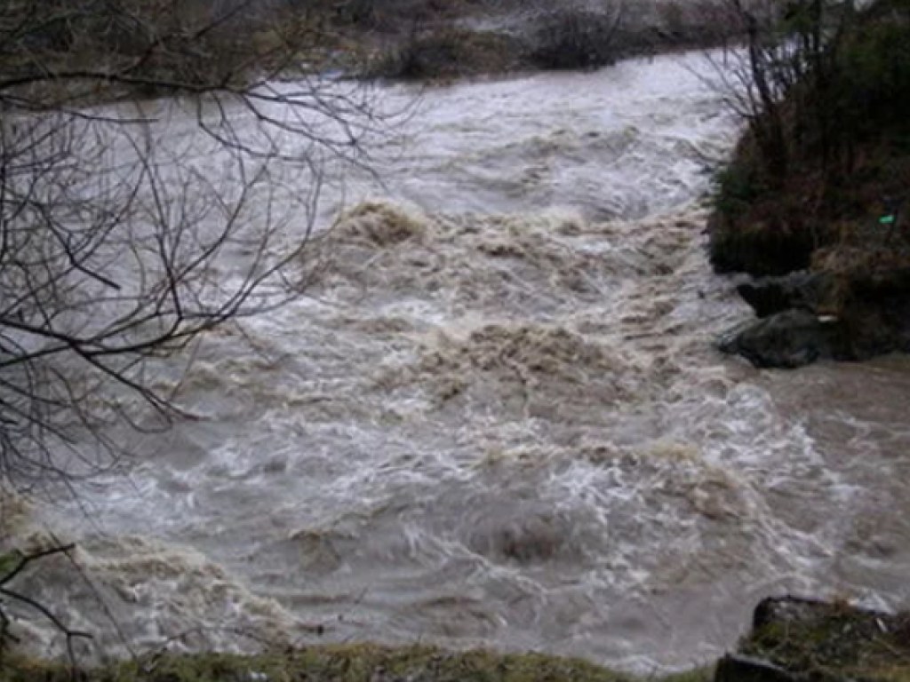 Смыло в реку паводком: На Закарпатье обнаружили тело утонувшего мальчика