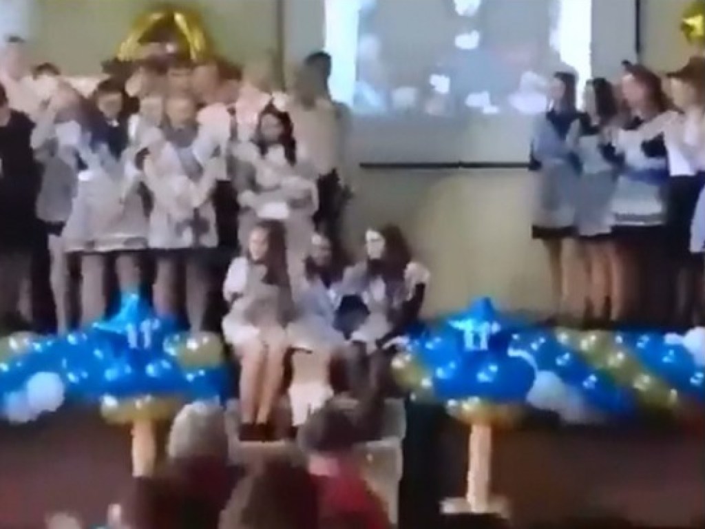В РФ во время выпускного фрагмент потолка упал на гимназистку (ВИДЕО)