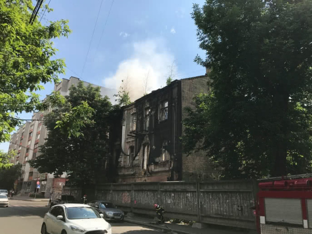 Старый дом на киевском Подоле снова горел (ФОТО)