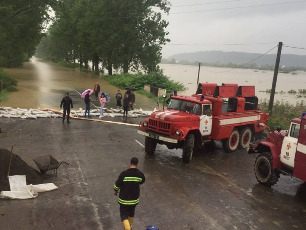 Потоп на Закарпатье: В реку свалился ребенок, его до сих пор не нашли (ФОТО)