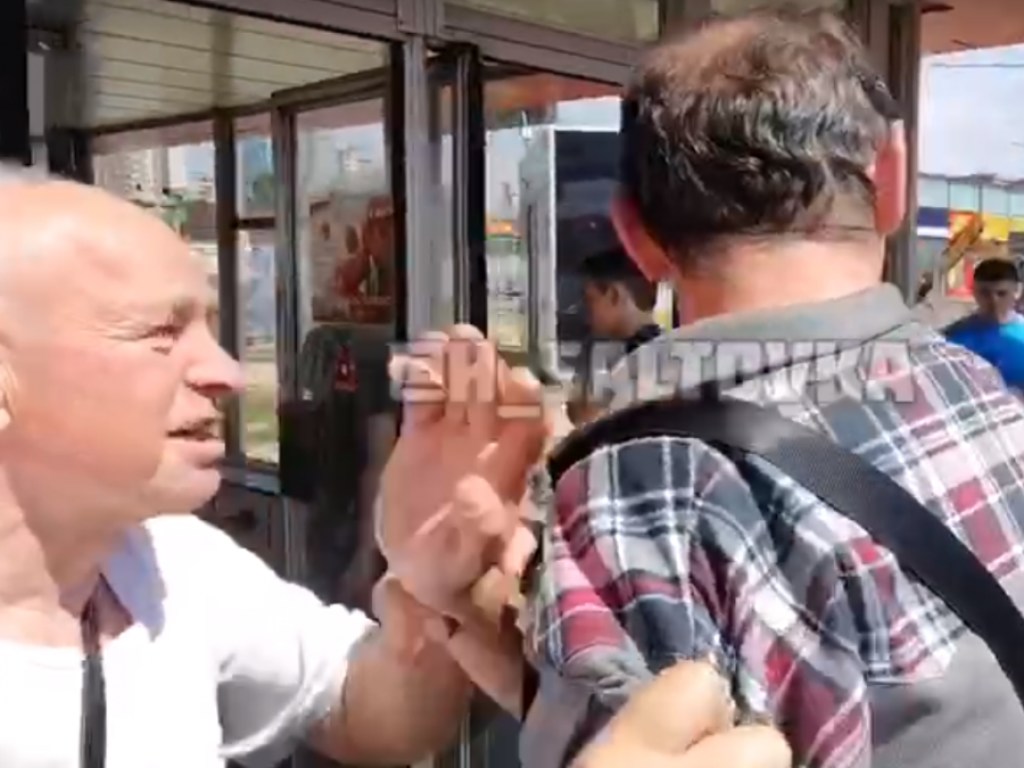 Возле харьковского метро мужчина ударил по лицу дедушку, играющего на аккордеоне (ВИДЕО)