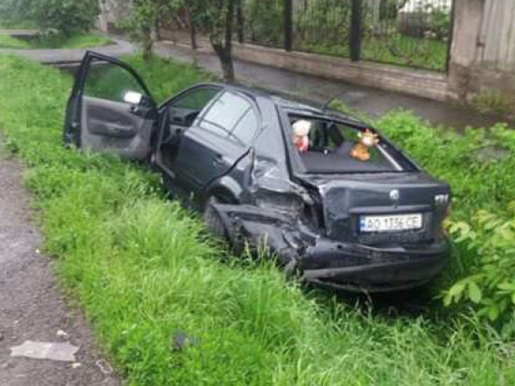 На трассе «Киев – Чоп» Renault влетел в припаркованную Skoda (ФОТО, ВИДЕО)