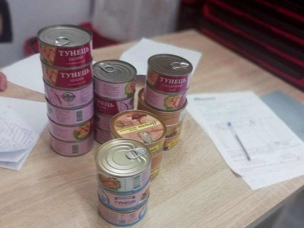 В супермаркете Днепра 35-летний мужчина засунул под одежду 21 банку консервов (ФОТО)