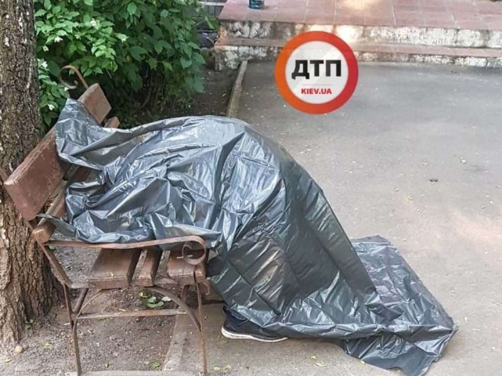 На лавочке в Киеве нашли труп (ФОТО)