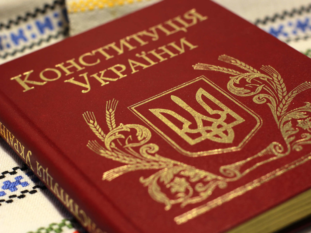 Нужно менять Конституцию Украины и принять специальный закон о временных следственных комиссиях &#8212; политолог