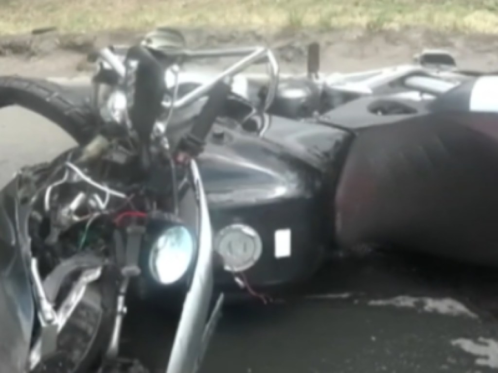 Под Донецком у грузовика на ходу отлетело колесо и сбило мотоциклиста