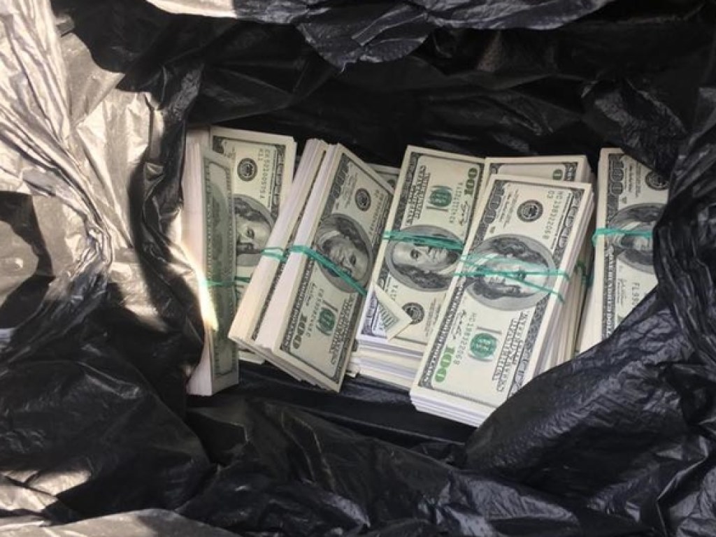 СБУ задержала мужчину, шантажировавшего и вымогавшего у нардепа 500 тысяч долларов