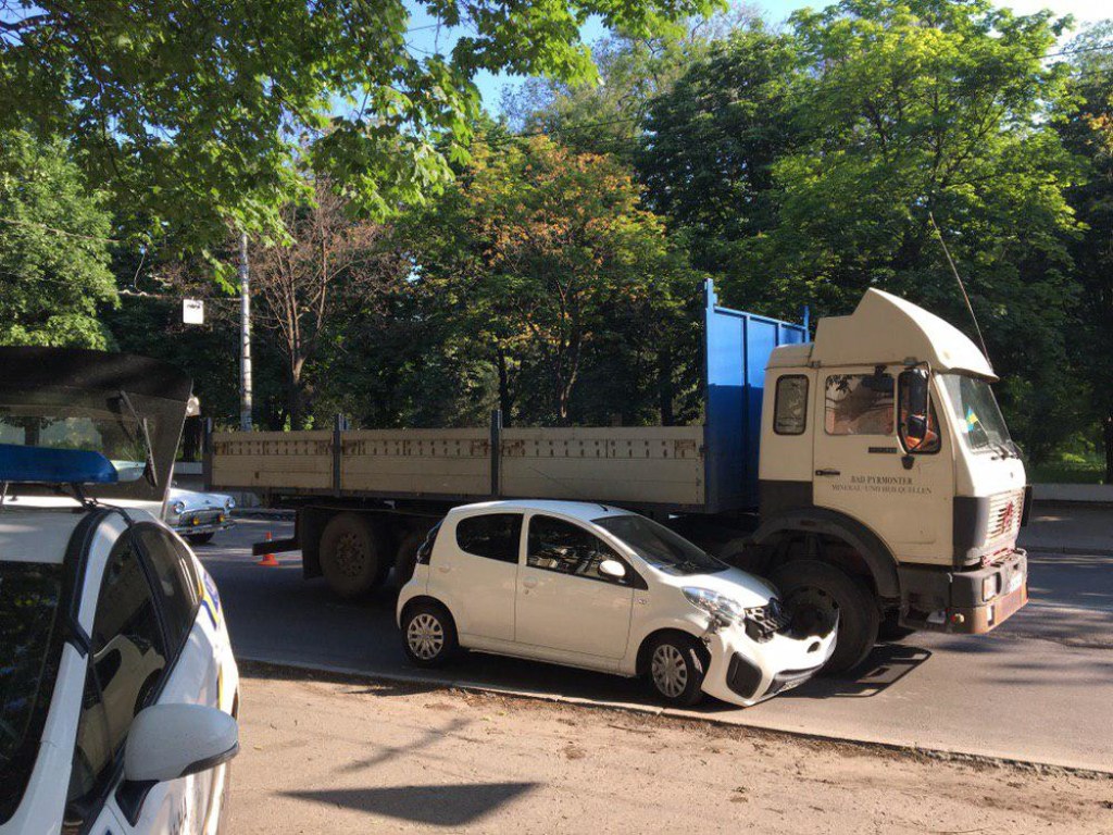 В Днепре произошло столкновение грузовика и Citroen: образовалась масштабная пробка (ФОТО)