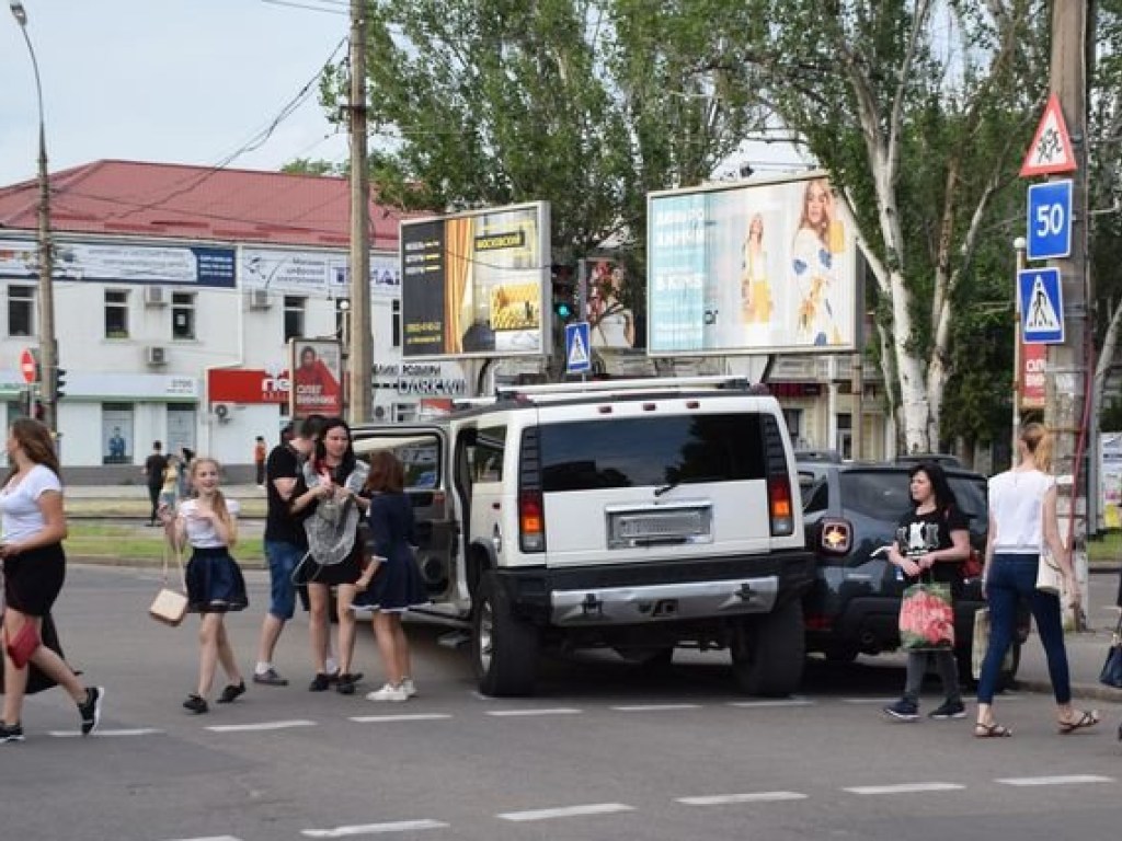 В центре Николаева элитное авто с выпускниками попало в ДТП (ФОТО)