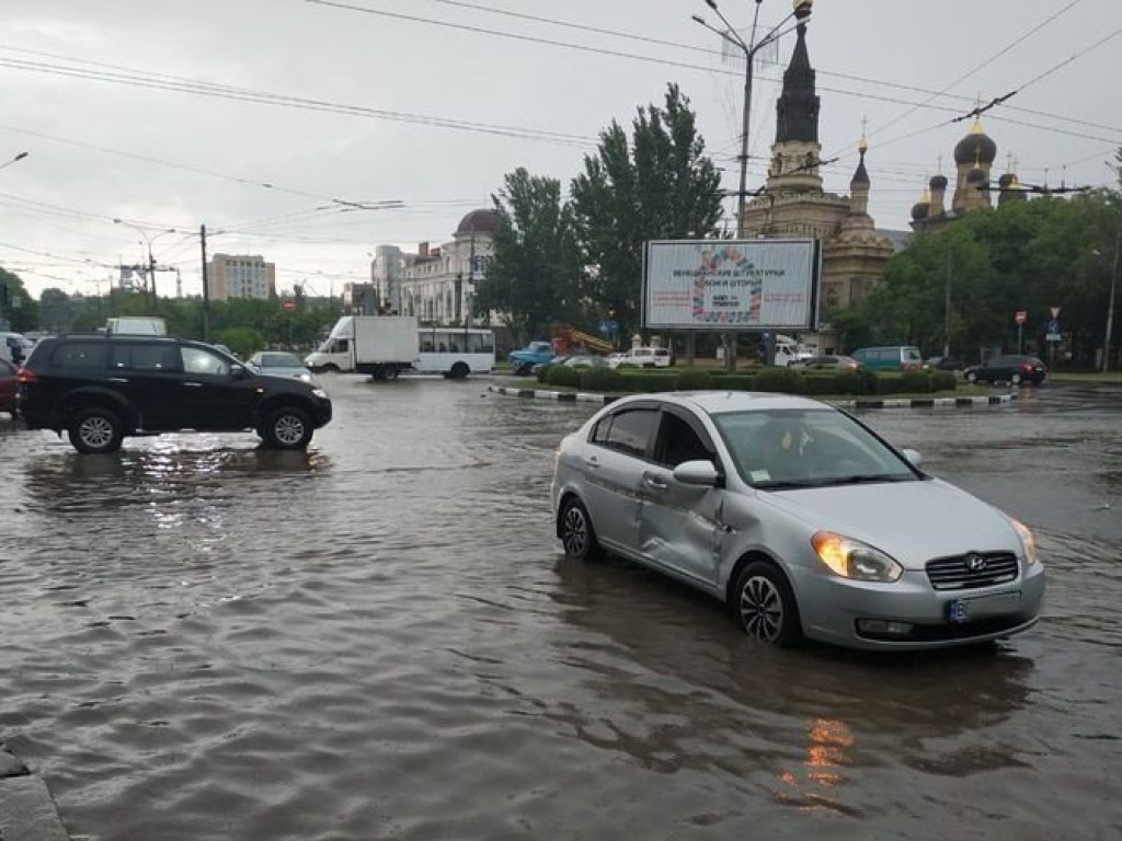 В центре Николаева на затопленном перекрестке столкнулись Mitsubishi и Hyundai (ФОТО)