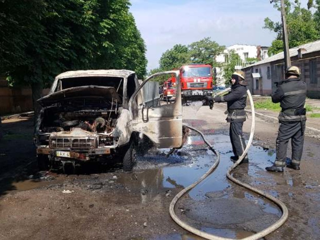 В Харькове на ходу загорелся грузовик (ФОТО)