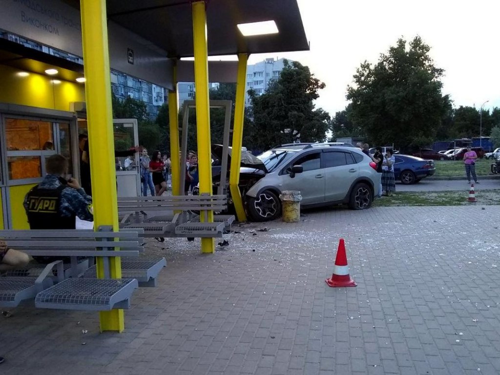 В Днепре Subaru влетело в остановку: есть пострадавшие (ФОТО)