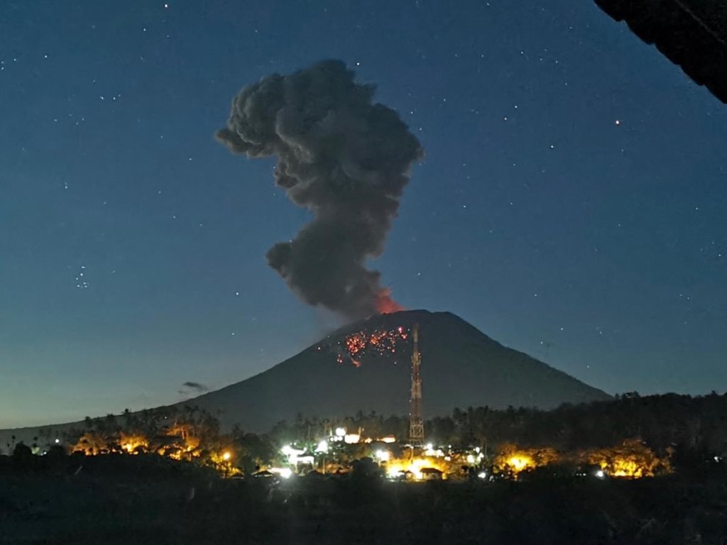 Извержение вулкана на Бали: видео огненной стихии