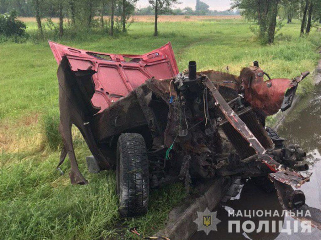 В Кременчуге в результате ДТП автомобиль разорвало на части (ФОТО)
