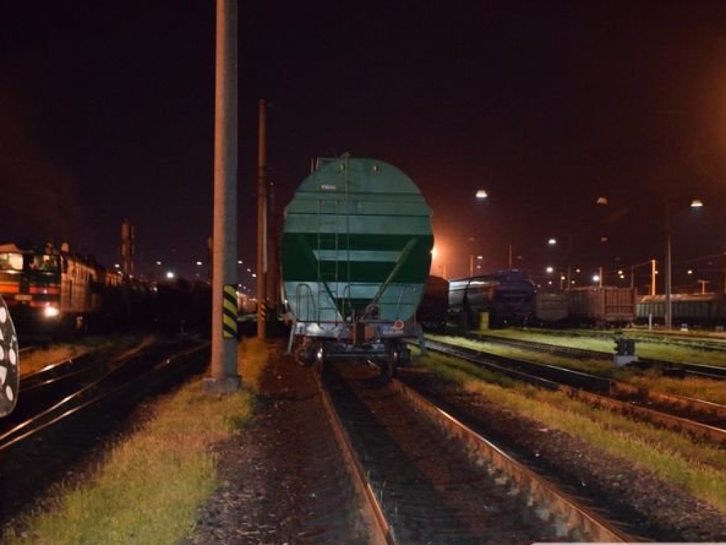 В Николаеве поезд-зерновоз сбил пьяного мужчину (ФОТО, ВИДЕО)
