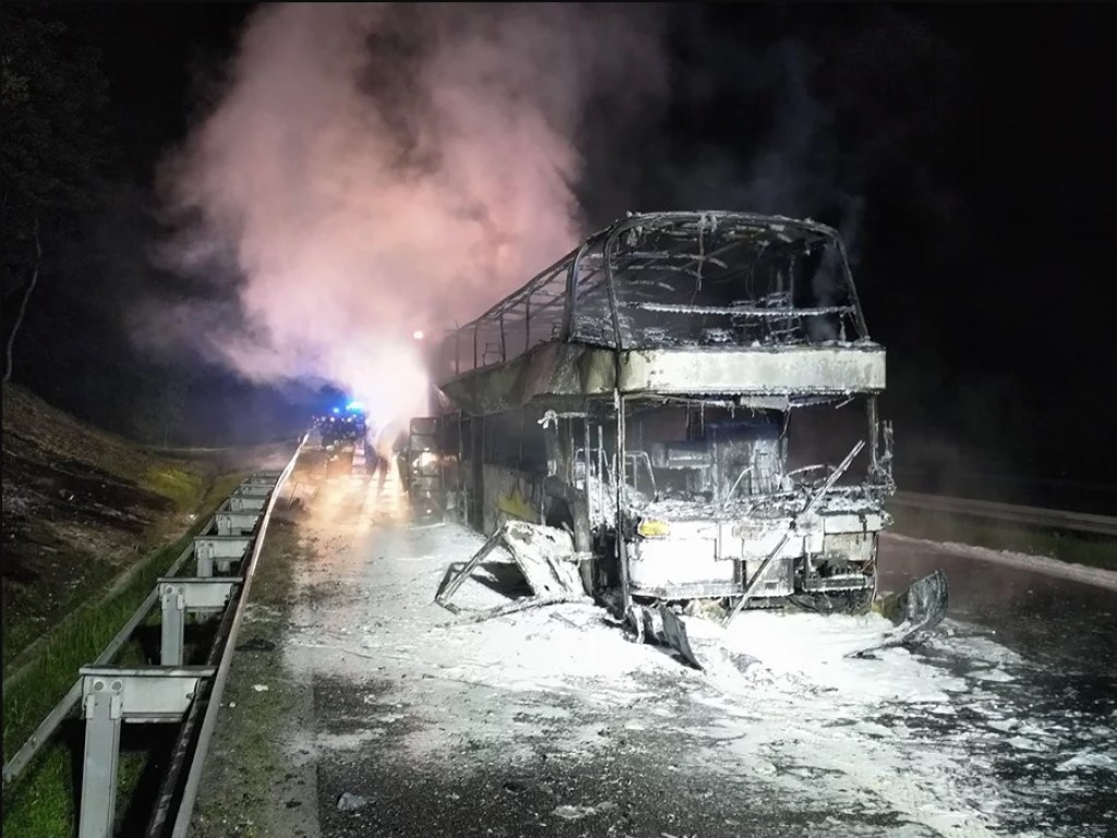 Прожег дыру в асфальте: В Польше дотла сгорел автобус из Киева, в котором ехали 70 украинских туристов (ФОТО)
