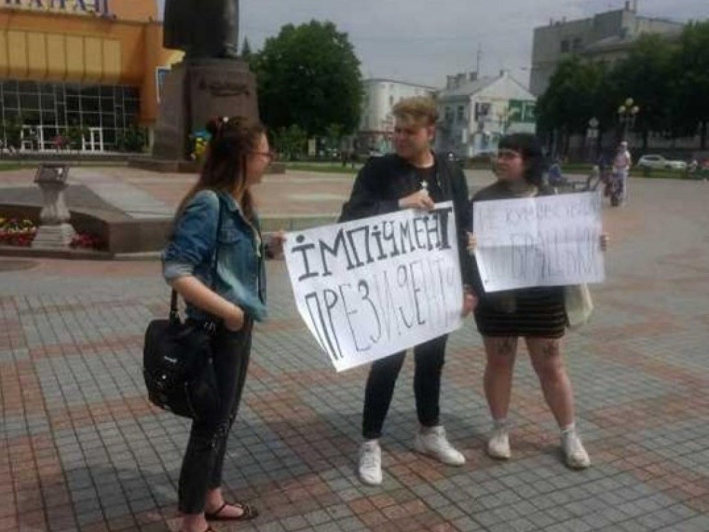 Требовали импичмент Зеленскому: в Ровно на пикете задержали парня и несовершеннолетнюю девушку (ФОТО)