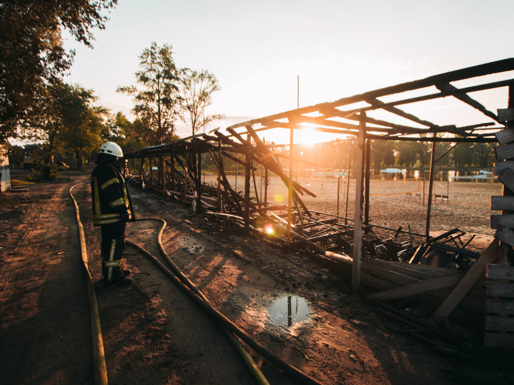 В киевском парке Муромец сгорели трибуны волейбольного поля (ФОТО, ВИДЕО)