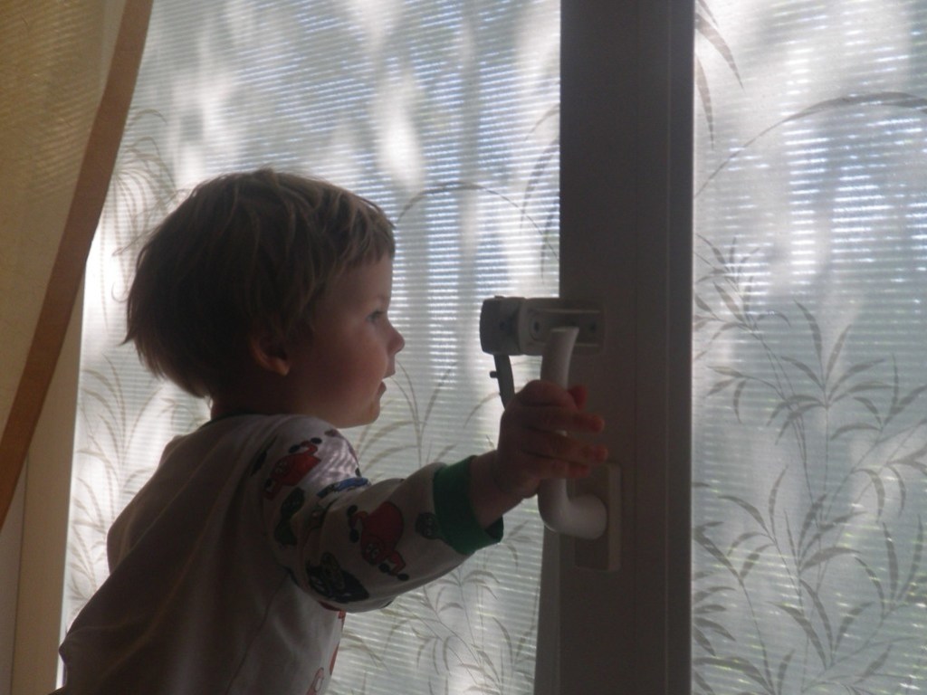 Москитная сетка &#8212; не защита: В Мариуполе годовалый малыш выпал из окна на глазах у матери