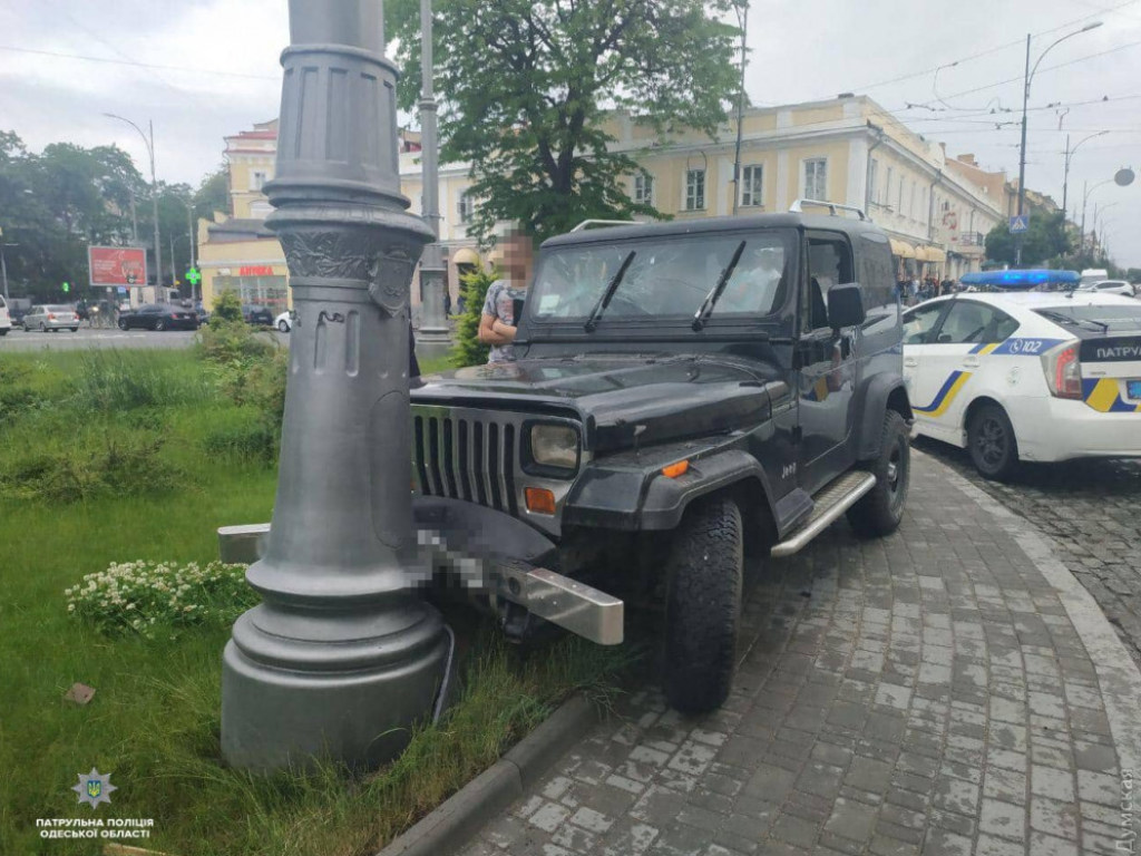 В Одессе 20-летний пьяный парень угнал джип и врезался в столб (ФОТО)