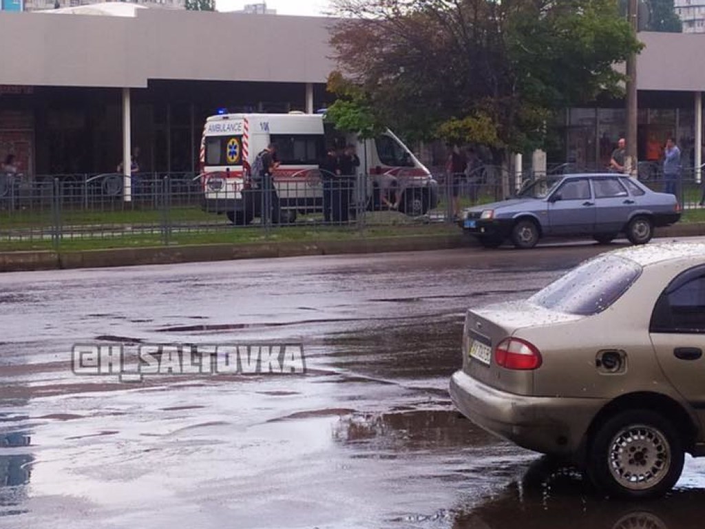 В Харькове на трамвайной остановке около метро нашли тело женщины (ФОТО)