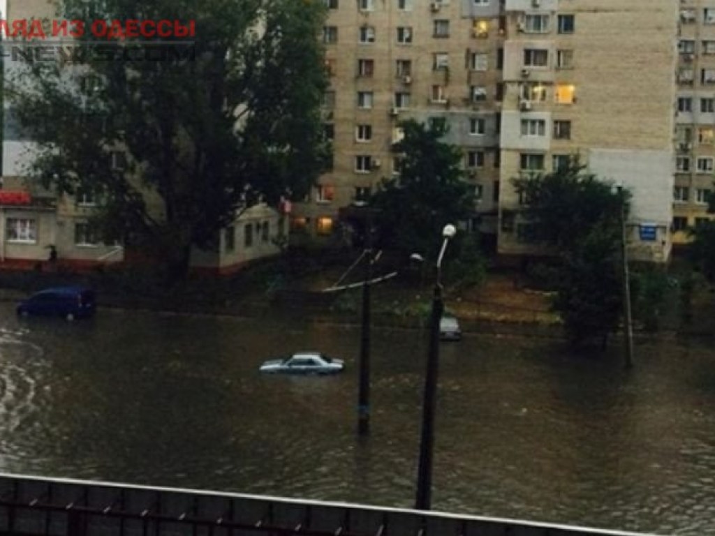 Реки вместо дорог: В Одессе вследствие ливня затопило улицы, авто ушли под воду  (ФОТО, ВИДЕО)