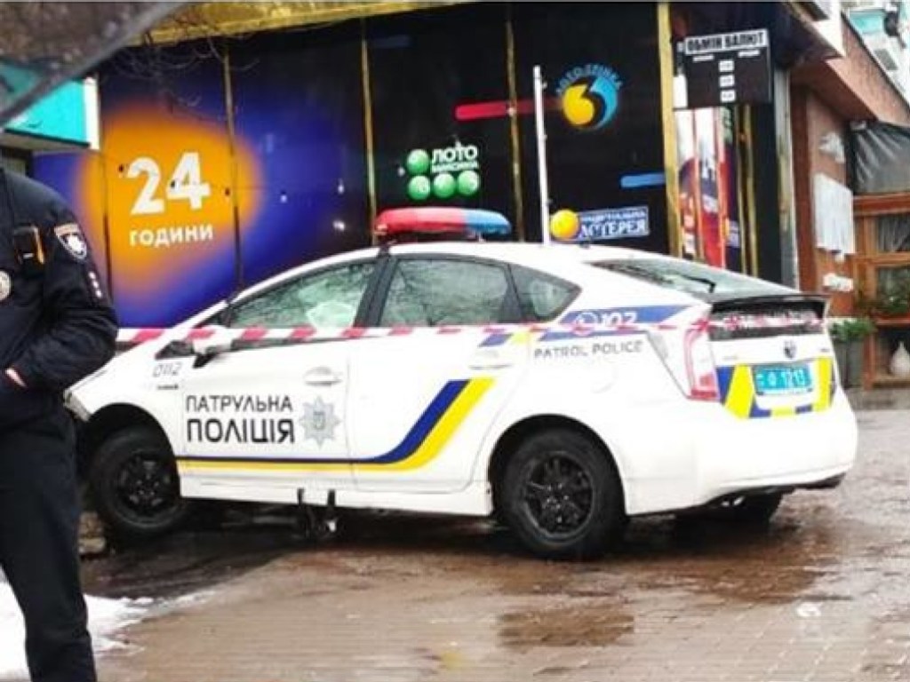 В Днепре толпа забросала яйцами полицейский Prius (ВИДЕО)