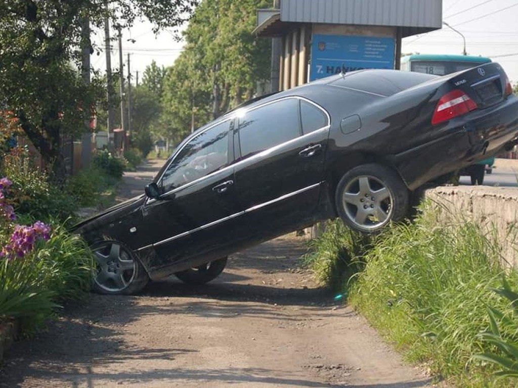 В Тернополе Lexus слетел с дороги на тротуар: с авто исчезли номера (ФОТО)